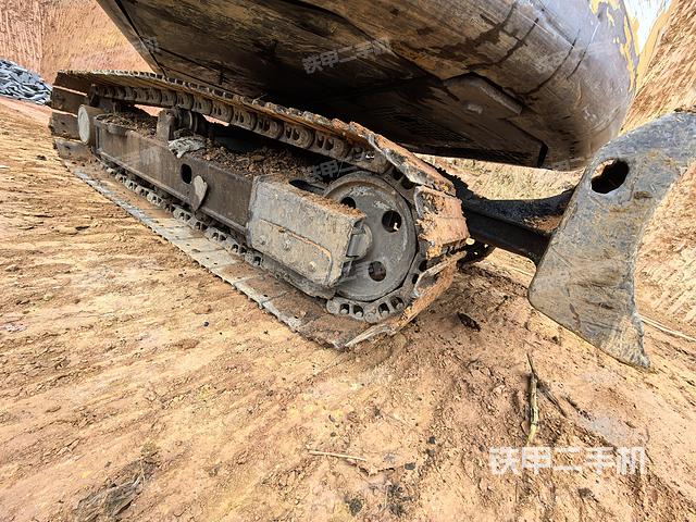 單側(cè)履帶整體(整機(jī)外觀) 單側(cè)履帶整體(整機(jī)外觀)