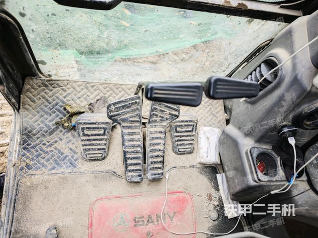 行走控制手柄和踏板?俯拍（駕駛室部分）