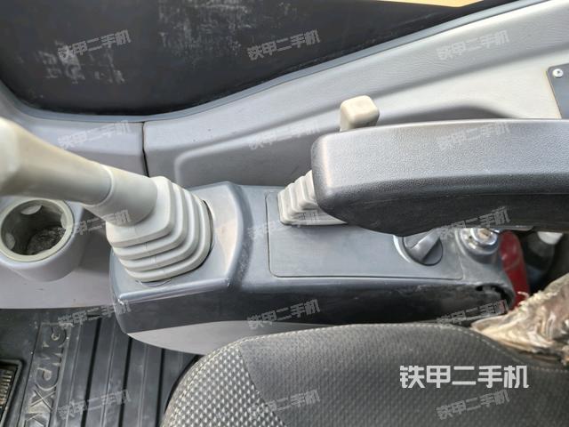 座椅右側(cè)控制臺(tái)/鑰匙門/油門/含右手柄(駕駛室部分) 座椅右側(cè)控制臺(tái)/鑰匙門/油門/含右手柄(駕駛室部分)