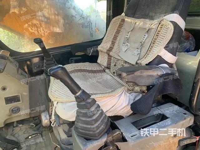駕駛室整體(整機(jī)外觀) 駕駛室整體(整機(jī)外觀)