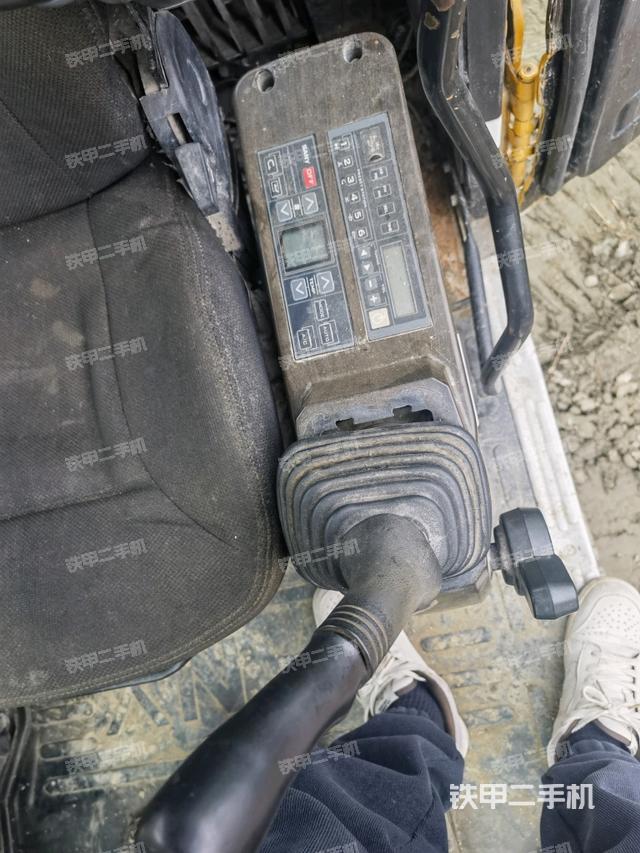 座椅左側(cè)控制臺/音響/含左手柄(駕駛室部分) 座椅左側(cè)控制臺/音響/含左手柄(駕駛室部分)