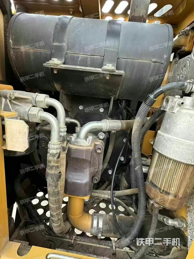 液壓泵艙室正面整體(整機外觀) 液壓泵艙室正面整體(整機外觀)