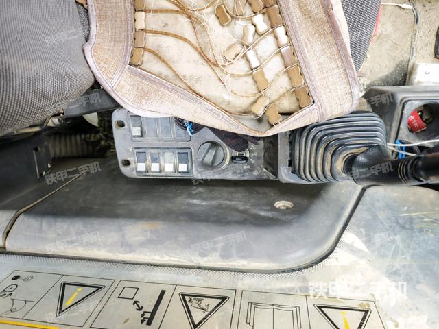 座椅右側(cè)控制臺(tái)/鑰匙門/油門/含右手柄（駕駛室部分）