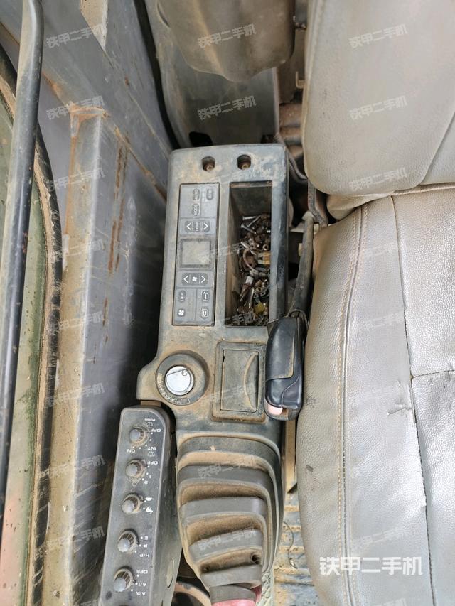 座椅右側(cè)控制臺(tái)/鑰匙門/油門/含右手柄(駕駛室部分) 座椅右側(cè)控制臺(tái)/鑰匙門/油門/含右手柄(駕駛室部分)