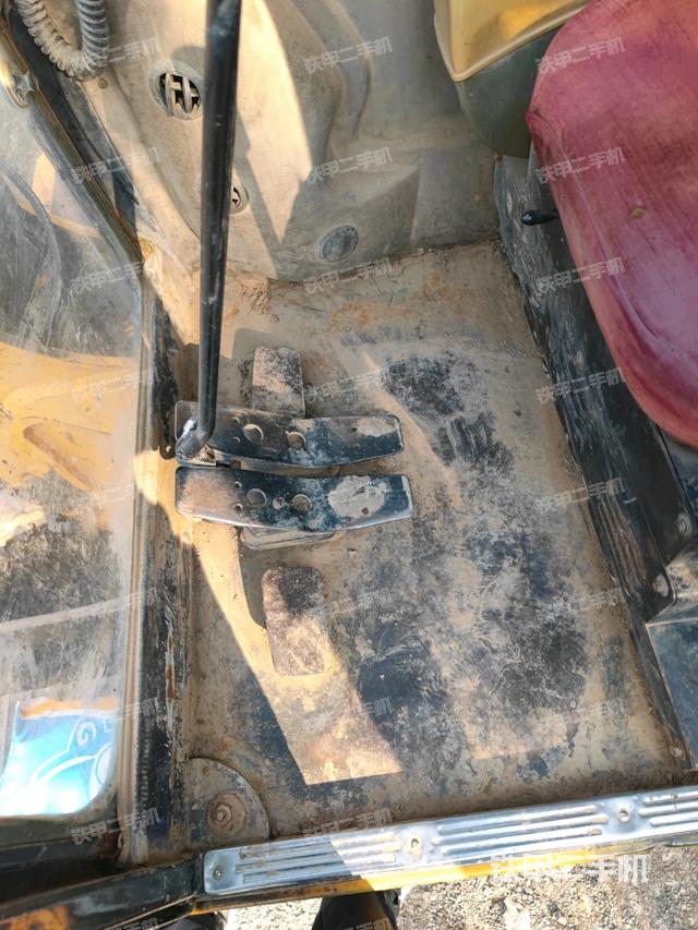 行走控制手柄和踏板 俯拍（驾驶室部分）