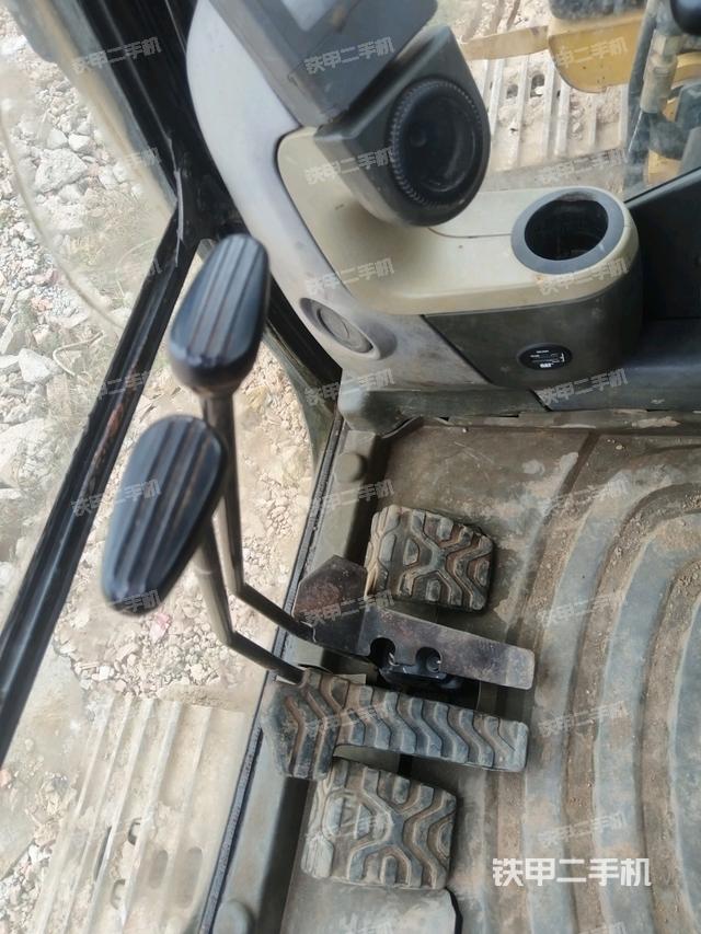 行走控制手柄和踏板?俯拍（駕駛室部分）