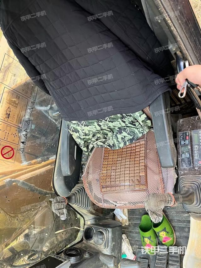 駕駛室整體(整機(jī)外觀) 駕駛室整體(整機(jī)外觀)