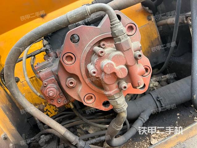 液壓泵艙室正面整體(整機外觀) 液壓泵艙室正面整體(整機外觀)