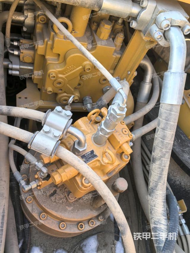 回轉馬達和主控閥(整機外觀) 回轉馬達和主控閥(整機外觀)