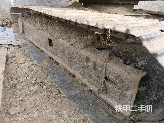 單側(cè)履帶整體(整機(jī)外觀) 單側(cè)履帶整體(整機(jī)外觀)