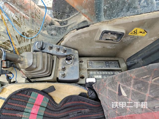 座椅右側(cè)控制臺/鑰匙門/油門/含右手柄(駕駛室部分) 座椅右側(cè)控制臺/鑰匙門/油門/含右手柄(駕駛室部分)