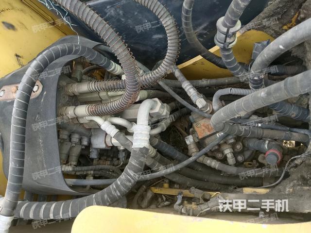 回轉(zhuǎn)馬達(dá)和主控閥(整機(jī)外觀) 回轉(zhuǎn)馬達(dá)和主控閥(整機(jī)外觀)