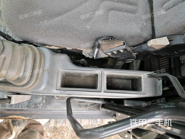 座椅左側(cè)控制臺/音響/含左手柄（駕駛室部分）