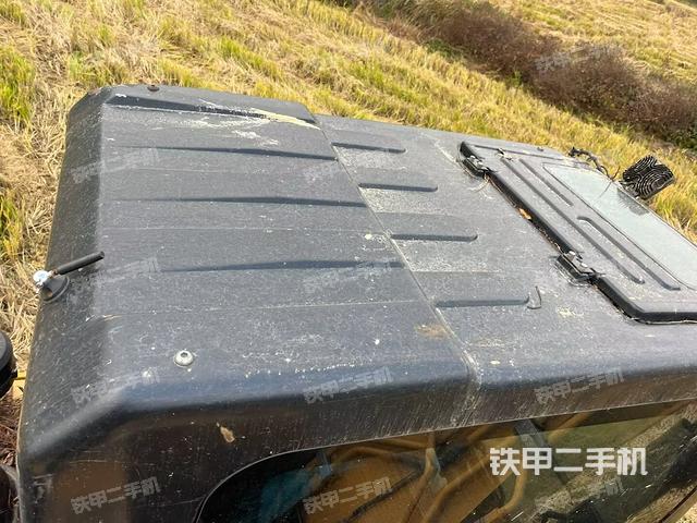 駕駛室頂部(整機(jī)外觀) 駕駛室頂部(整機(jī)外觀)