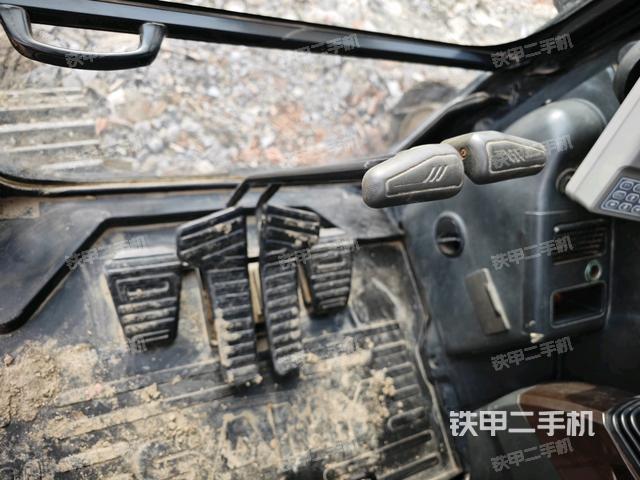 行走控制手柄和踏板?俯拍（駕駛室部分）