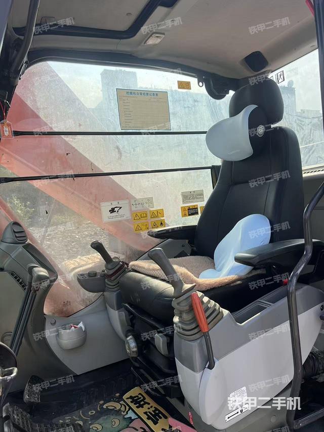 駕駛室頂部（整機外觀）