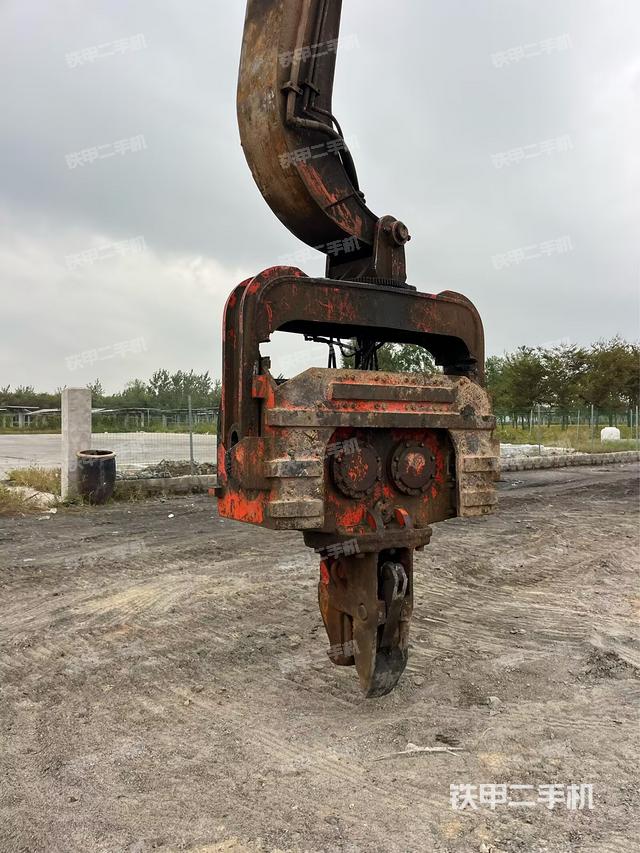 鏟斗右后整體(工作和回轉(zhuǎn)裝置) 鏟斗右后整體(工作和回轉(zhuǎn)裝置)
