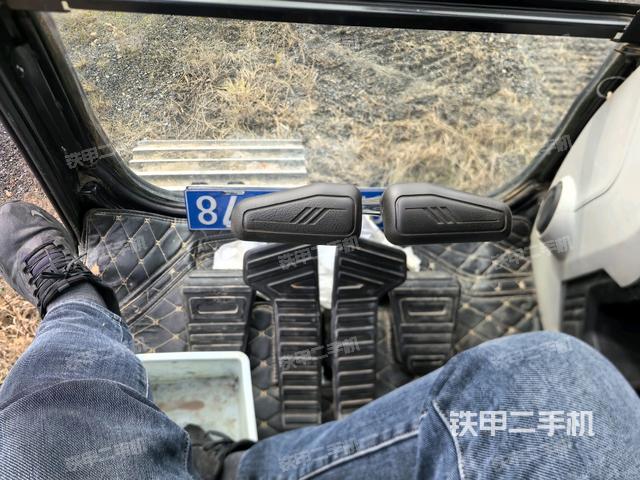 行走控制手柄和踏板?俯拍（駕駛室部分）