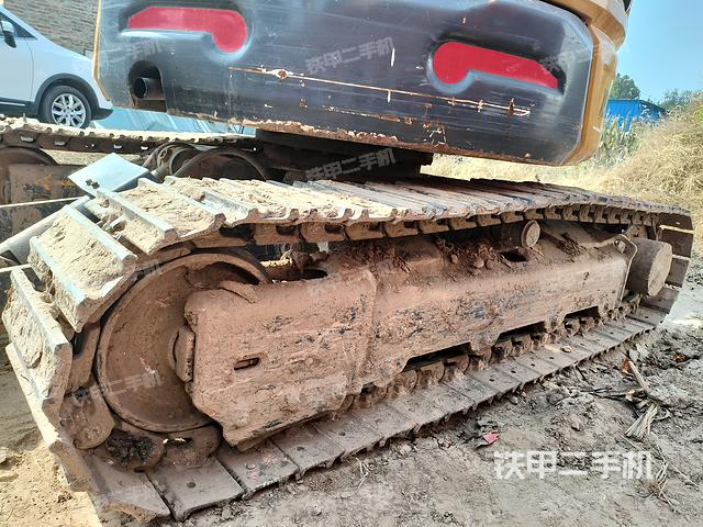 單側(cè)履帶整體(整機(jī)外觀) 單側(cè)履帶整體(整機(jī)外觀)