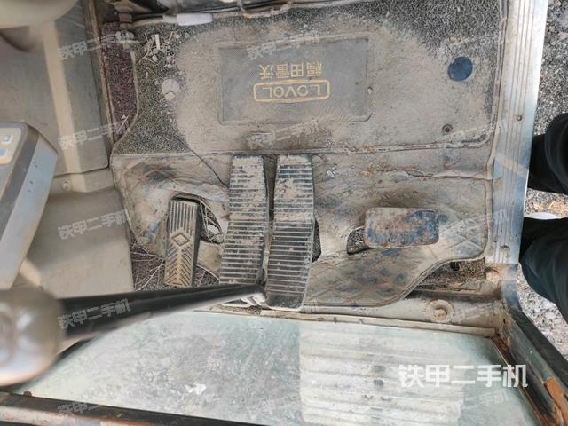 行走控制手柄和踏板 俯拍(驾驶室部分) 行走控制手柄和踏板 俯拍(驾驶室部分)