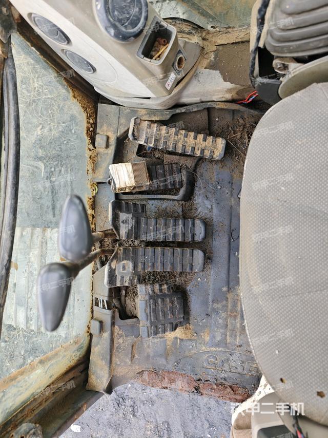 行走控制手柄和踏板?俯拍（駕駛室部分）