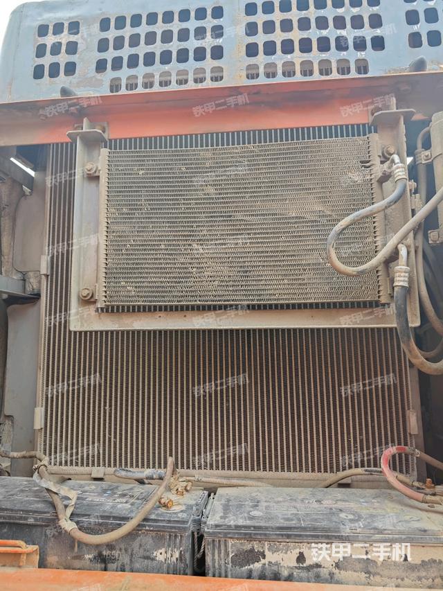 散熱器正面(大件艙室) 散熱器正面(大件艙室)