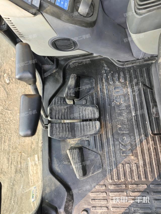 行走控制手柄和踏板?俯拍（駕駛室部分）