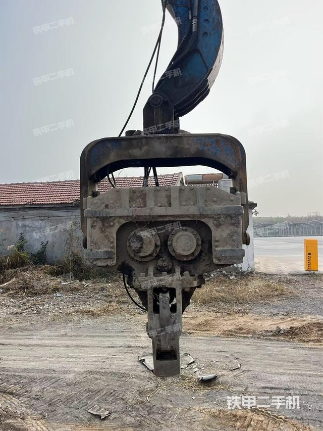 鏟斗右后整體(工作和回轉(zhuǎn)裝置) 鏟斗右后整體(工作和回轉(zhuǎn)裝置)