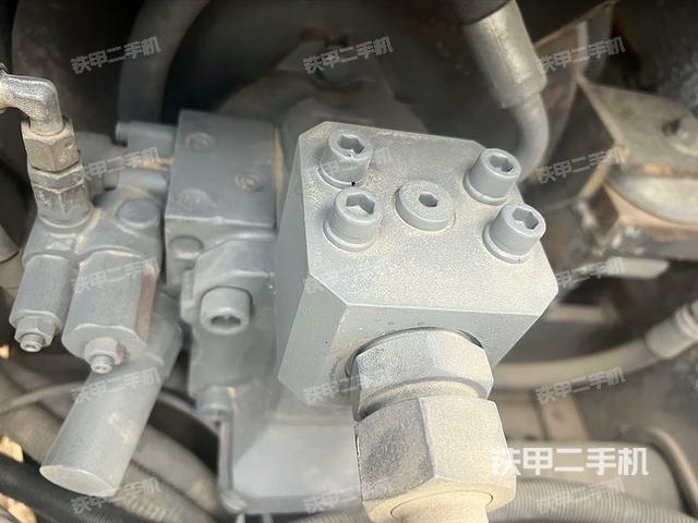液壓泵艙室正面整體(整機(jī)外觀) 液壓泵艙室正面整體(整機(jī)外觀)