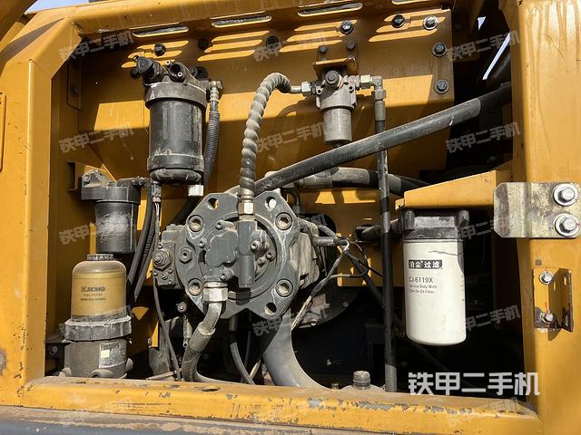 液壓泵艙室正面整體(整機(jī)外觀) 液壓泵艙室正面整體(整機(jī)外觀)