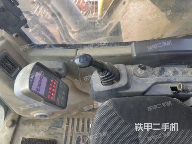 行走控制手柄和踏板?俯拍(駕駛室部分) 行走控制手柄和踏板?俯拍(駕駛室部分)