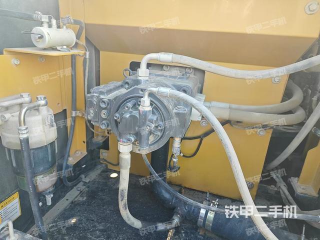 液壓泵艙室正面整體(整機外觀) 液壓泵艙室正面整體(整機外觀)