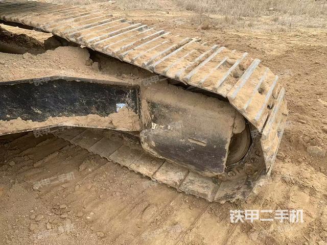 單側(cè)履帶整體(整機(jī)外觀) 單側(cè)履帶整體(整機(jī)外觀)