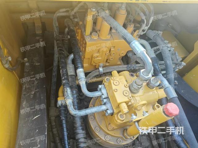 回轉(zhuǎn)馬達和主控閥(整機外觀) 回轉(zhuǎn)馬達和主控閥(整機外觀)