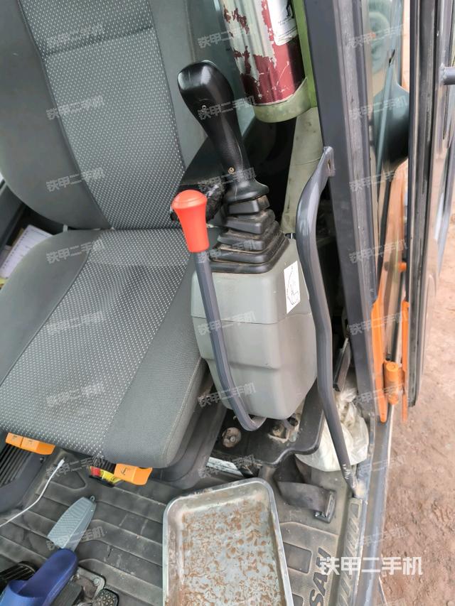 座椅左側(cè)控制臺/音響/含左手柄（駕駛室部分）