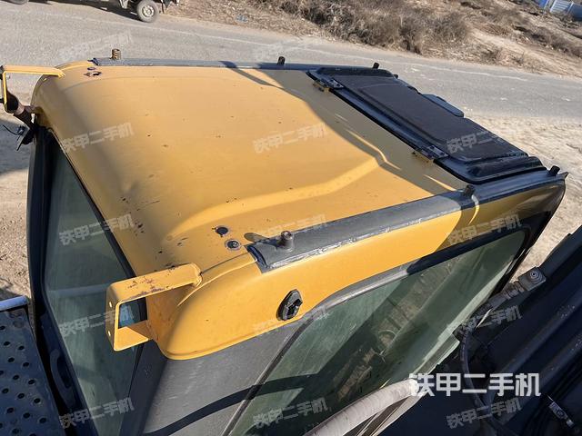 駕駛室頂部(整機(jī)外觀) 駕駛室頂部(整機(jī)外觀)