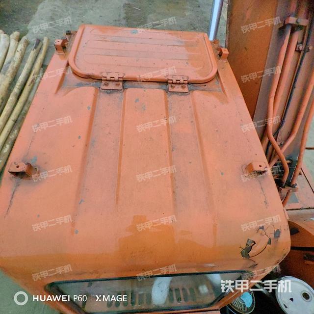 駕駛室頂部(整機(jī)外觀) 駕駛室頂部(整機(jī)外觀)