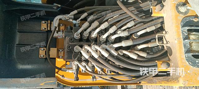 液壓泵艙室正面整體（整機外觀）