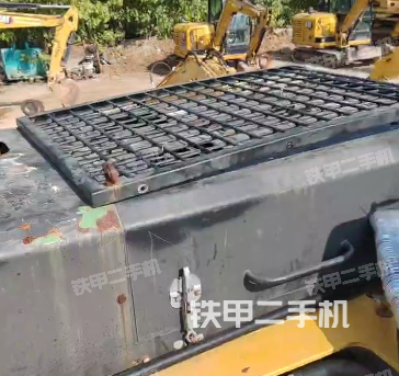 駕駛室頂部（整機外觀）