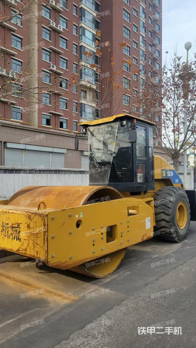 山工SEM526压路机
