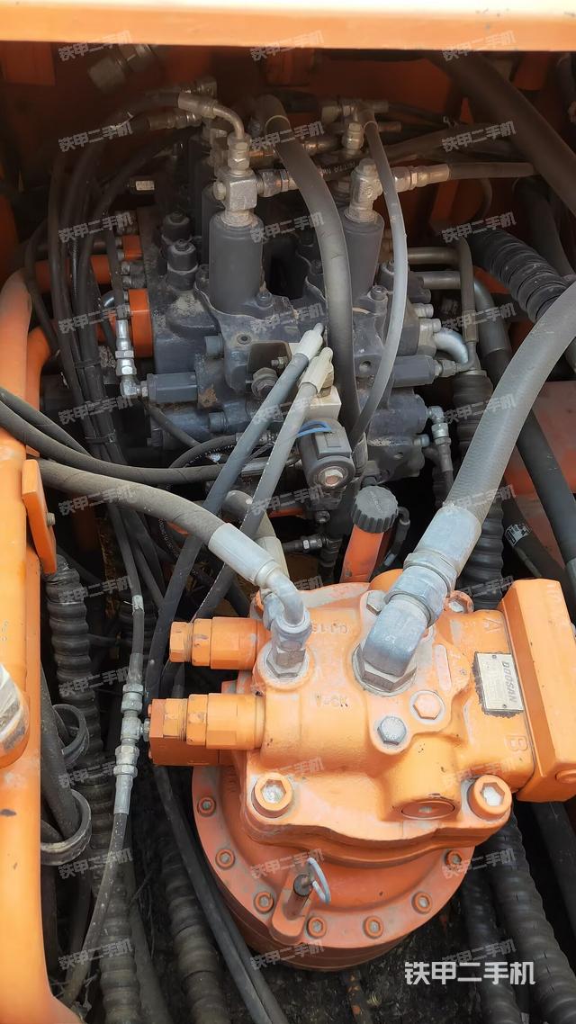 回轉(zhuǎn)馬達(dá)和主控閥(整機(jī)外觀) 回轉(zhuǎn)馬達(dá)和主控閥(整機(jī)外觀)