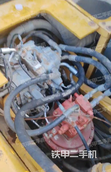 液壓泵艙室正面整體（整機外觀）