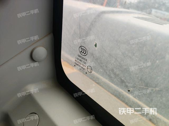 后窗玻璃角標（駕駛室部分）