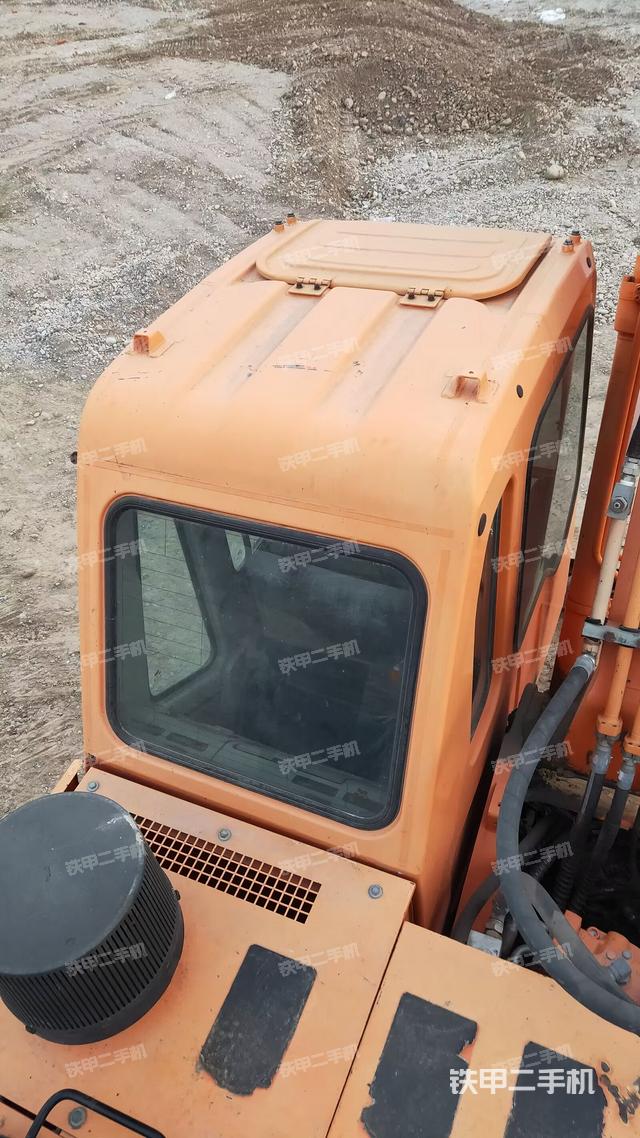 駕駛室頂部(整機(jī)外觀) 駕駛室頂部(整機(jī)外觀)