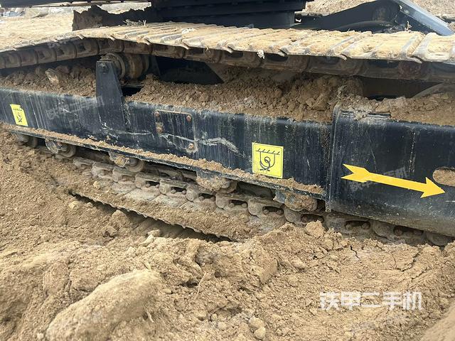 單側(cè)履帶整體(整機(jī)外觀) 單側(cè)履帶整體(整機(jī)外觀)