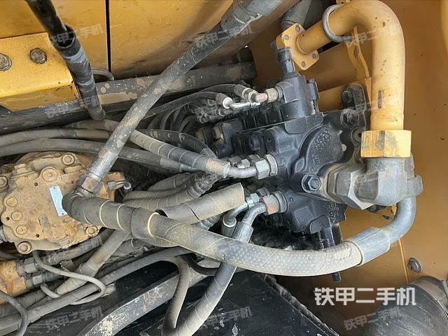 回轉(zhuǎn)馬達(dá)和主控閥(整機外觀) 回轉(zhuǎn)馬達(dá)和主控閥(整機外觀)