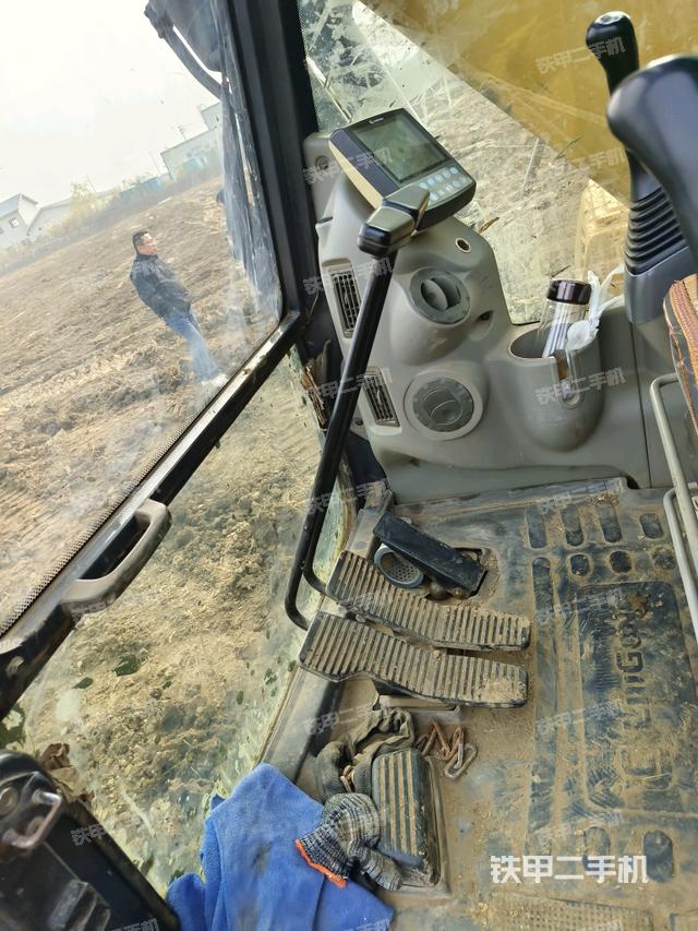 座椅右側(cè)控制臺(tái)/鑰匙門(mén)/油門(mén)/含右手柄（駕駛室部分）