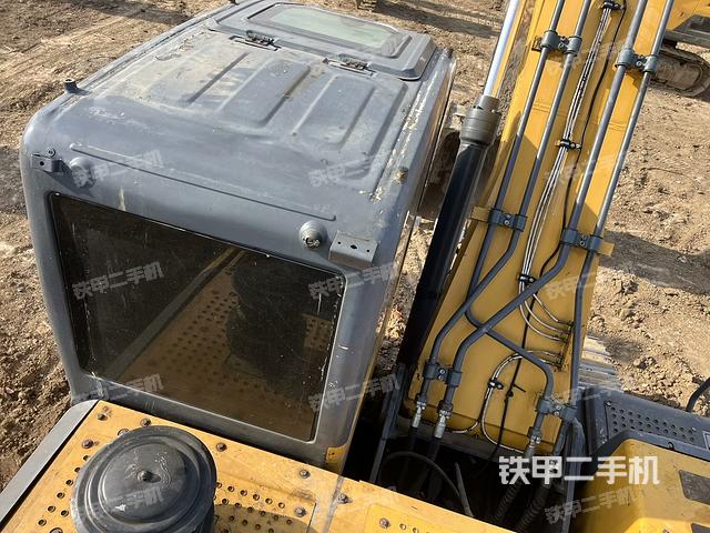 駕駛室頂部(整機(jī)外觀) 駕駛室頂部(整機(jī)外觀)