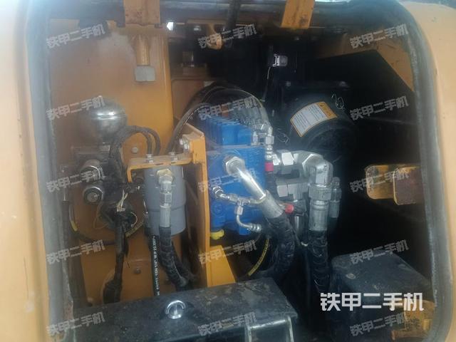 回轉(zhuǎn)馬達(dá)和主控閥（整機(jī)外觀）