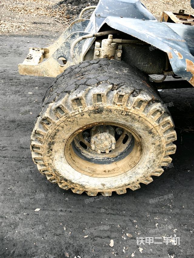 左驅(qū)動輪（行走機構(gòu)）